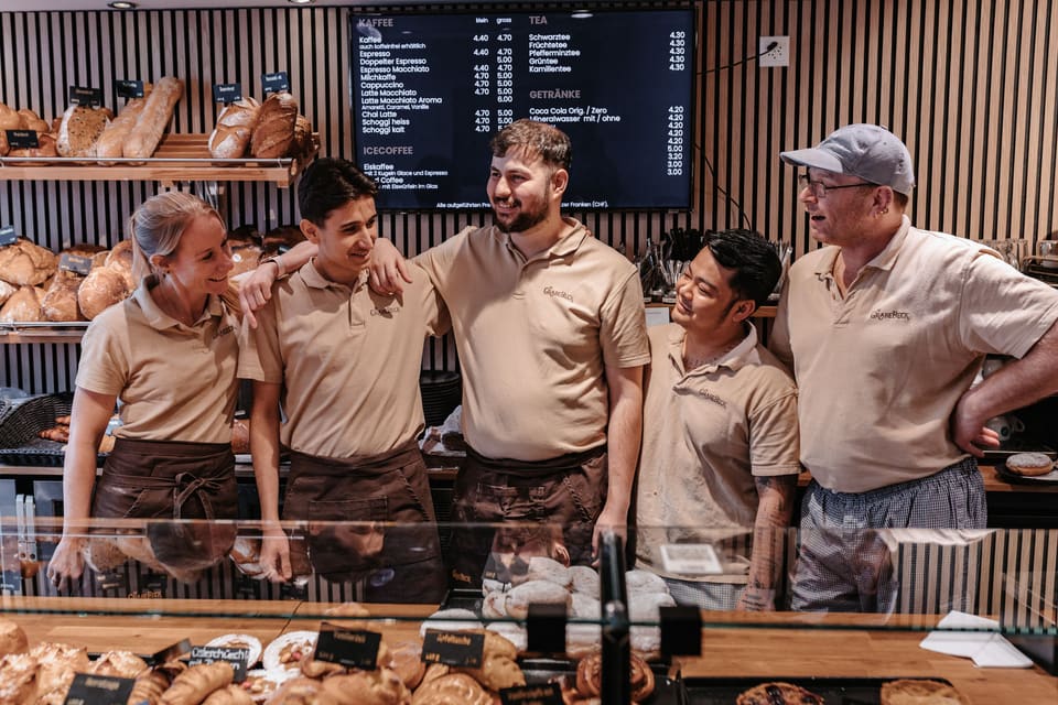 Das Team von de GrabeBeck lachend hinter der Theke