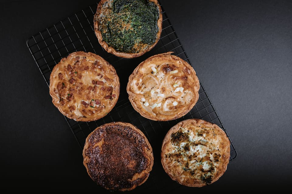 Fünf UrDinkel-Quiches von de GrabeBeck auf einem Kuchengitter