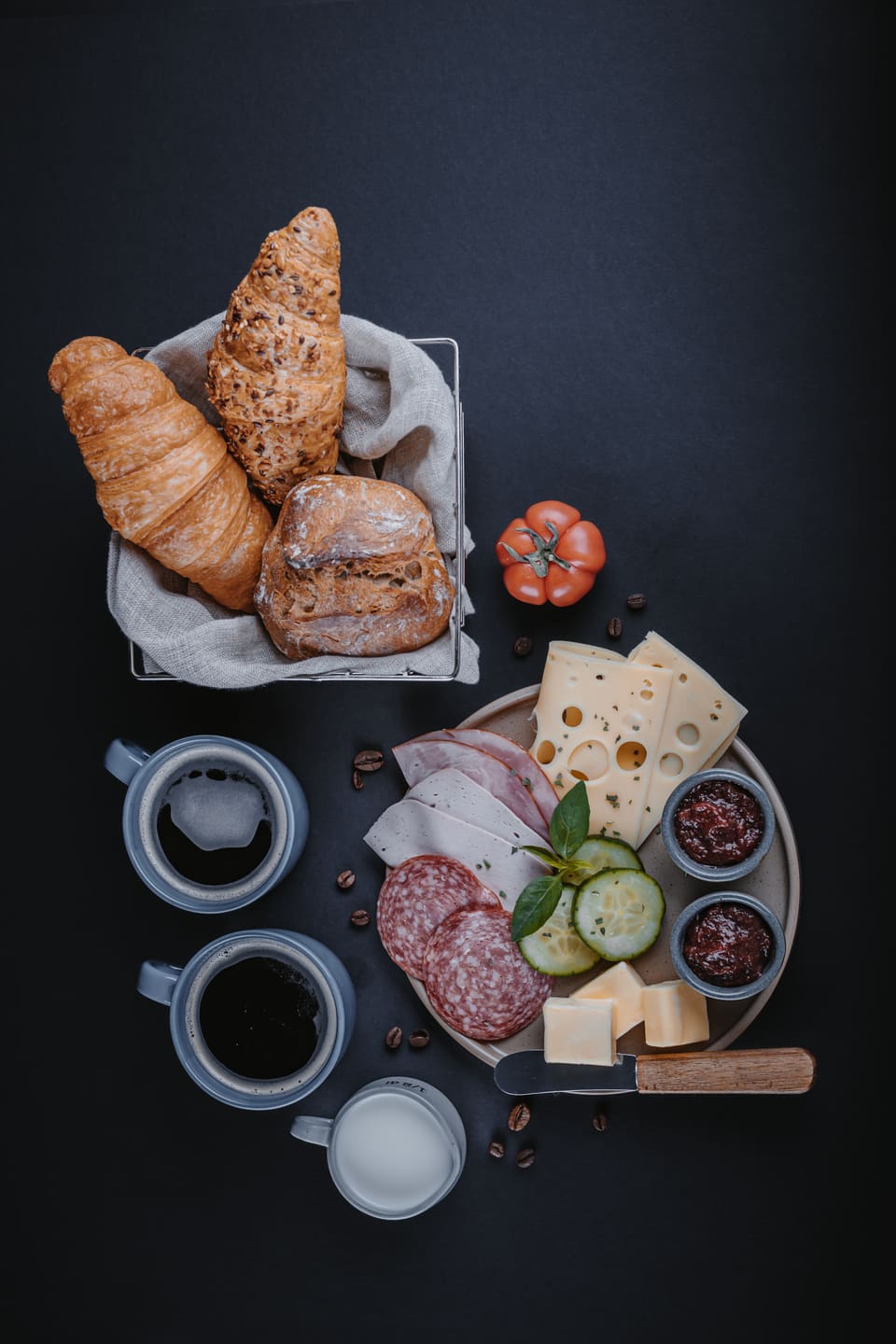 Grosses Frühstück mit Gipfeli, Brötli, Kaffee, Käse, Salami, Schinken und Konfi