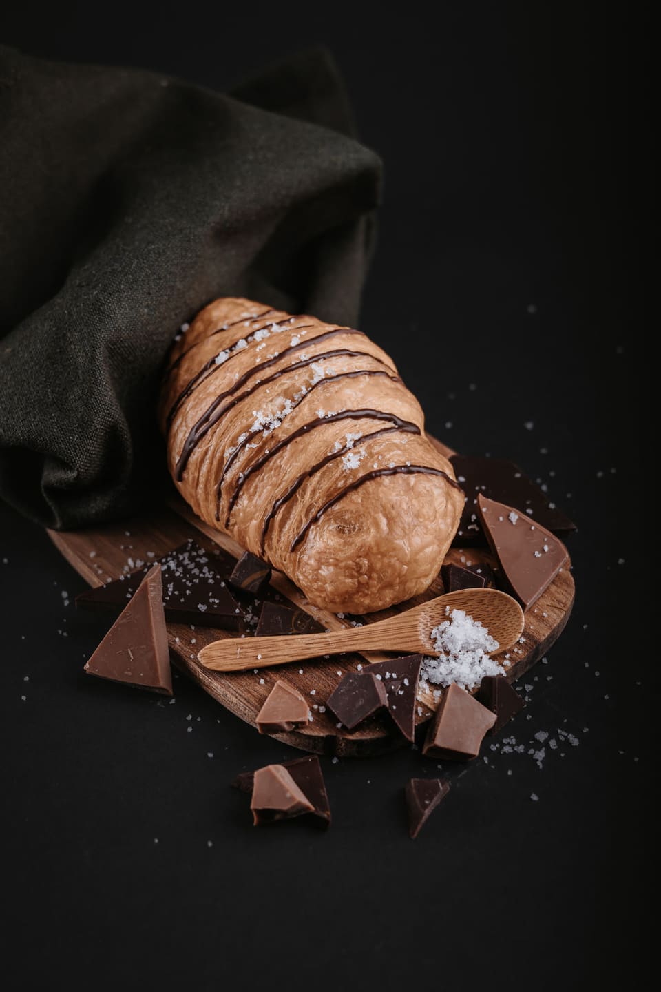 Gipfeli mit Schokoladenstreifen neben Schokoladenstücken
