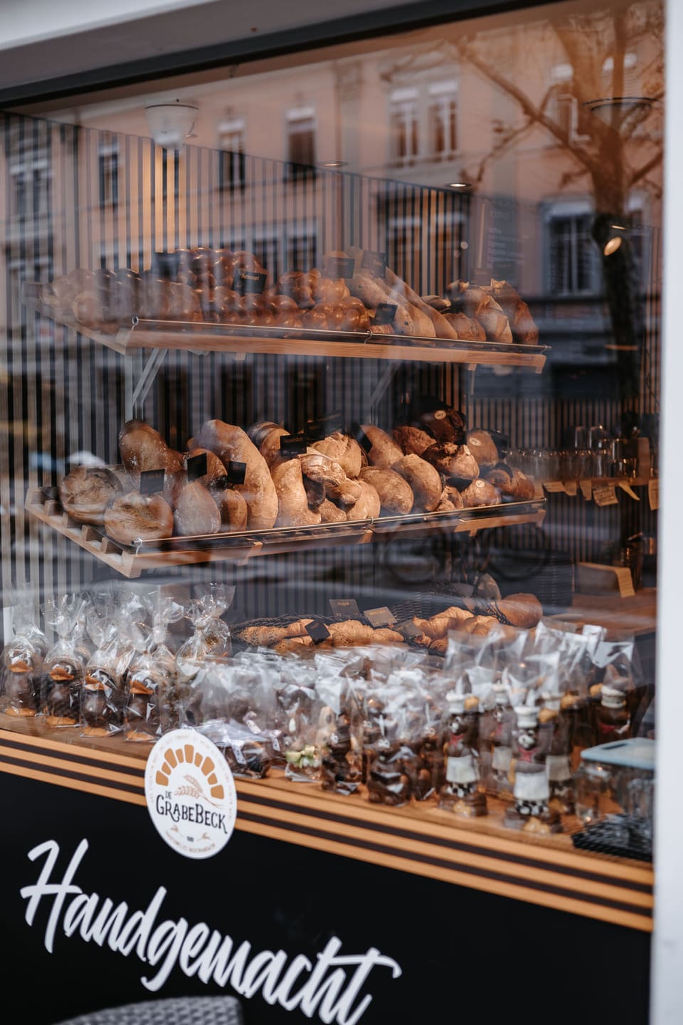 Schaufenster mit Brotregalen und dem Schriftzug «Handgemacht»