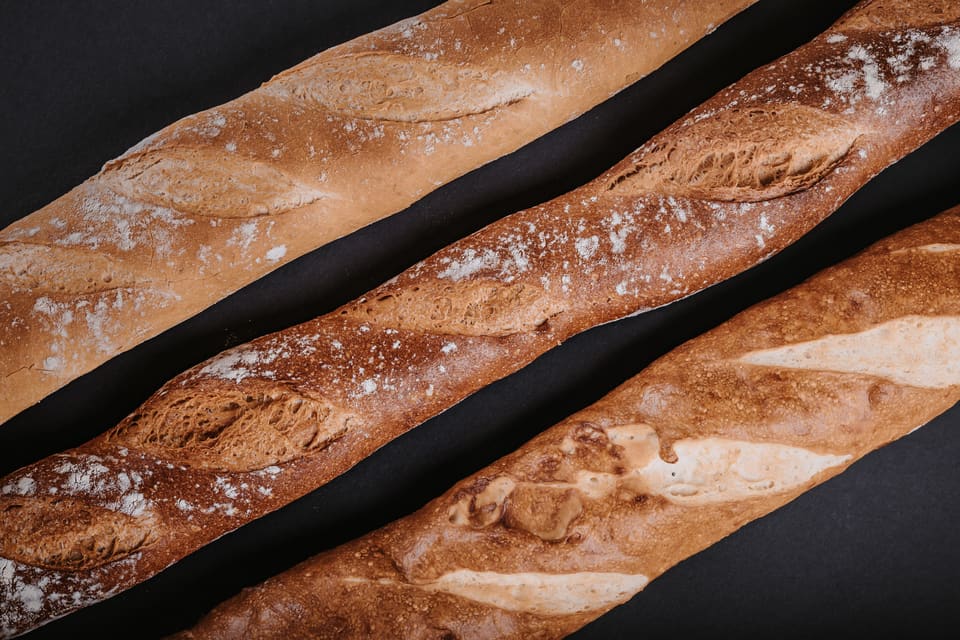 Baguettes, mit Mehl bestäubt