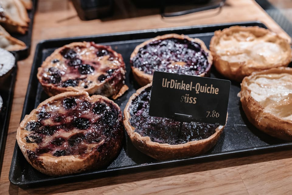 Süsse UrDinkel-Quiches in der Auslage