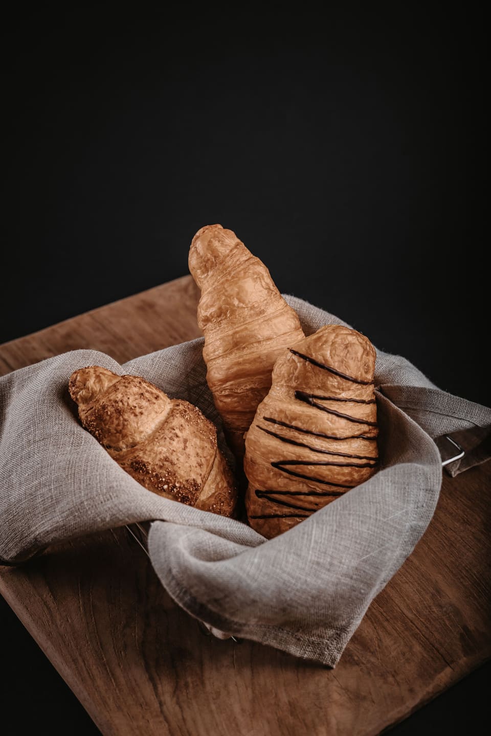 Frische Gipfeli in einem Brotkorb mit Leinentuch
