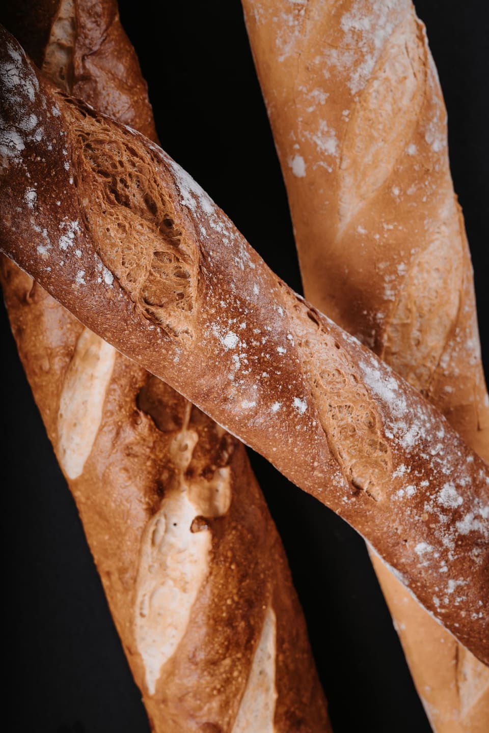 Knusprige, bemehlte Baguettes aus der GrabeBeck-Backstube