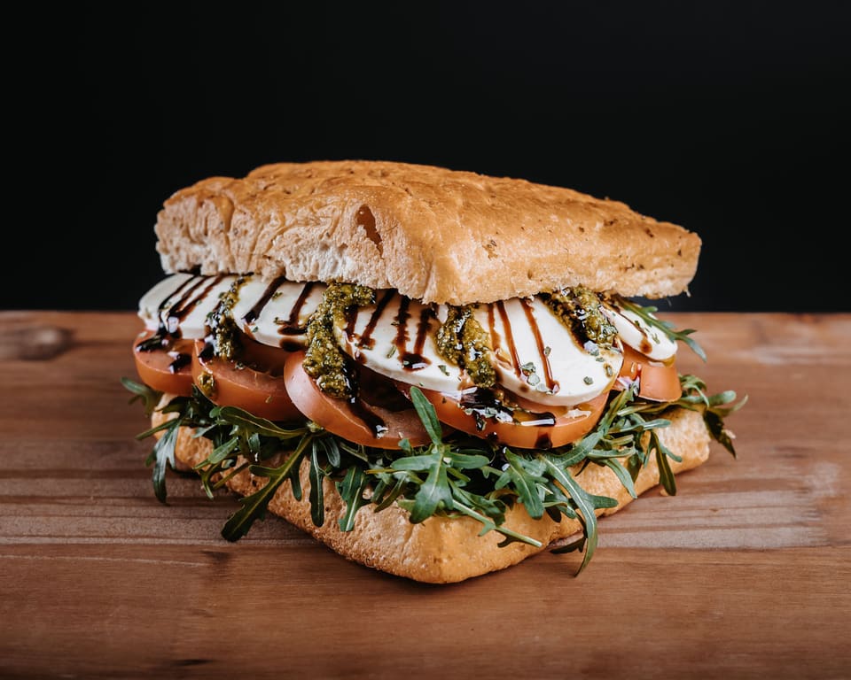 Focaccia-Sandwich mit Mozzarella, Tomaten, Pesto und Rucola