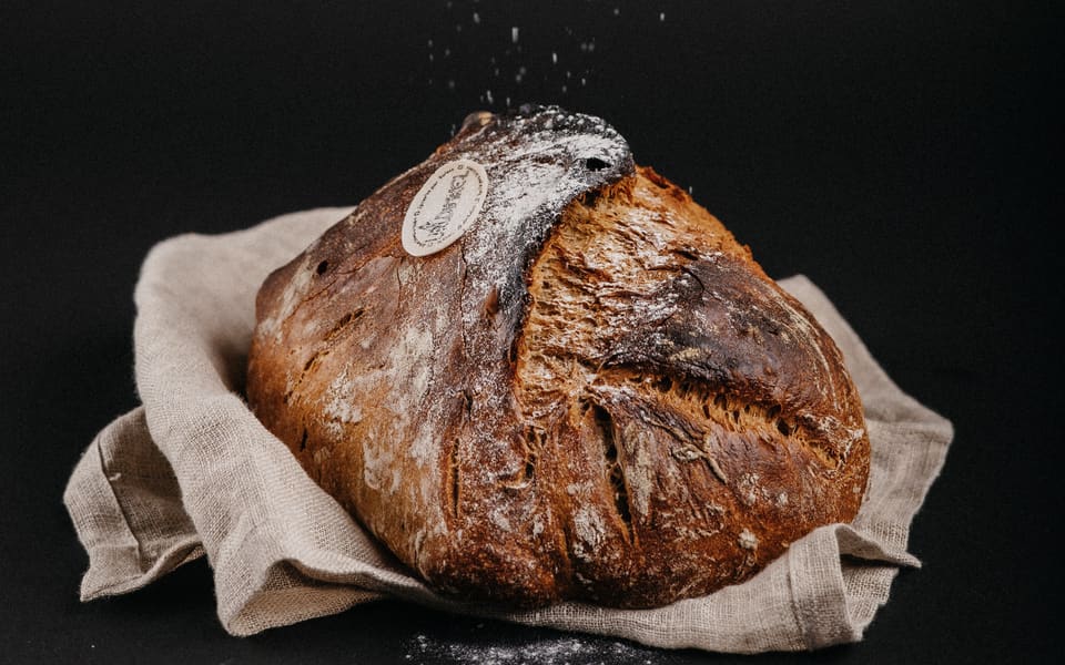 Rustikaler Brotlaib, mit Mehl bestäubt