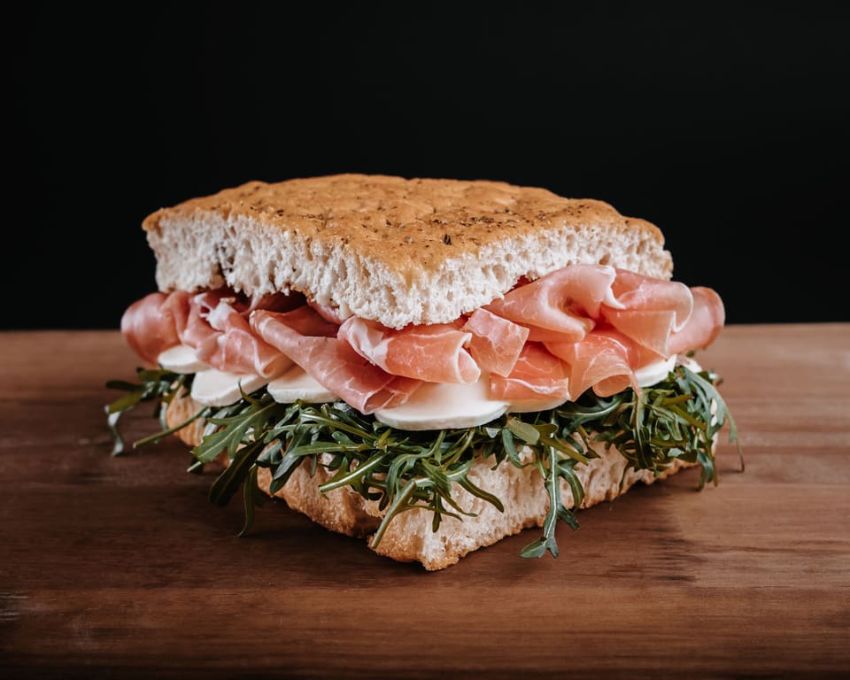 Focaccia-Sandwich mit Rohschinken und Rucola