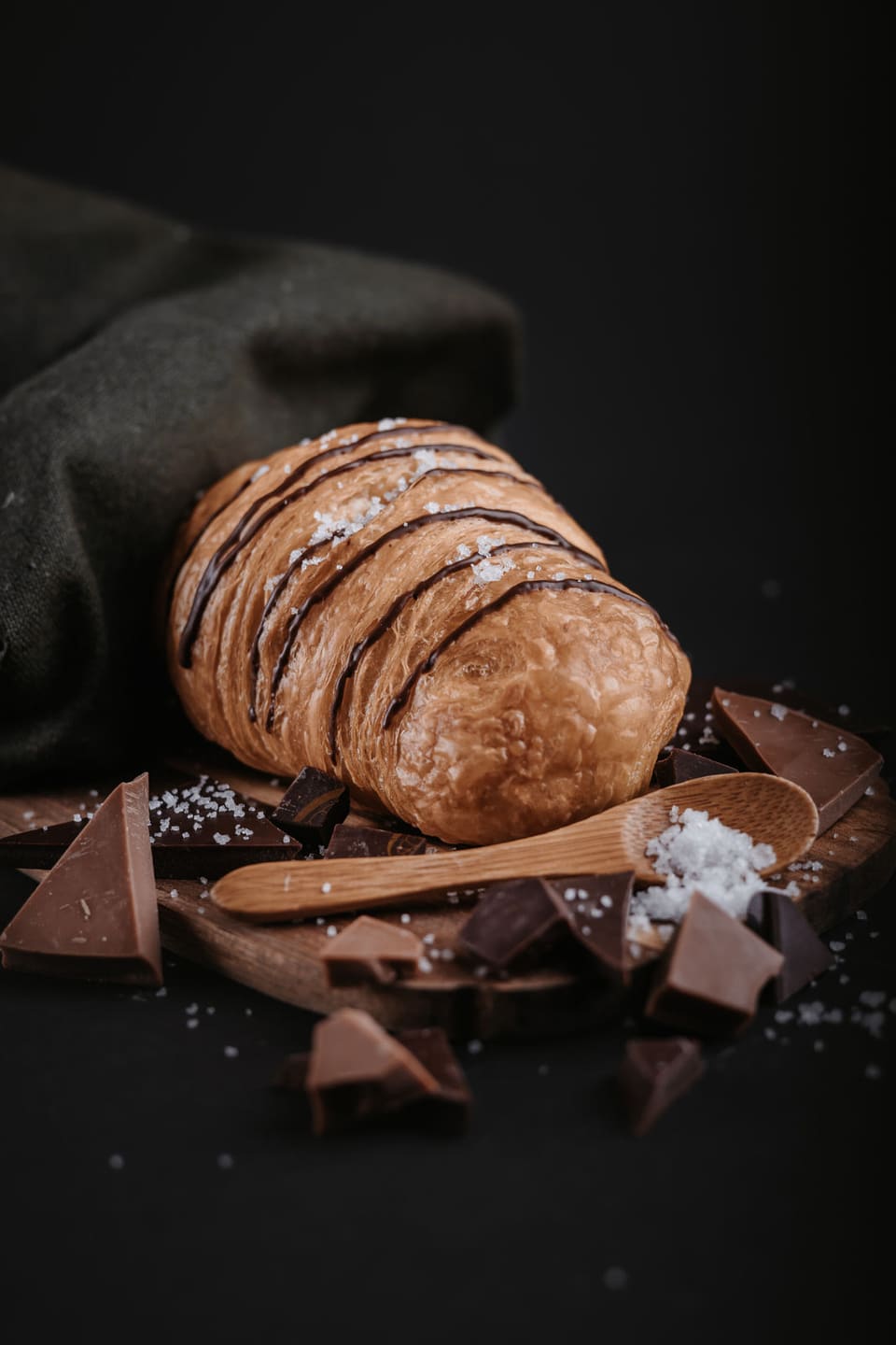 Gipfeli mit Schokoladenstreifen zwischen Schokoladenstücken