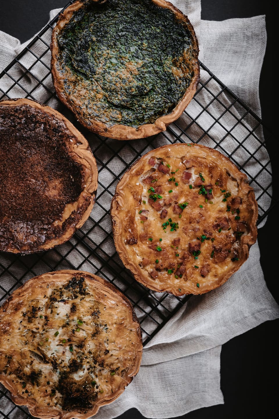 Süsse und salzige UrDinkel-Quiches auf einem Kuchengitter