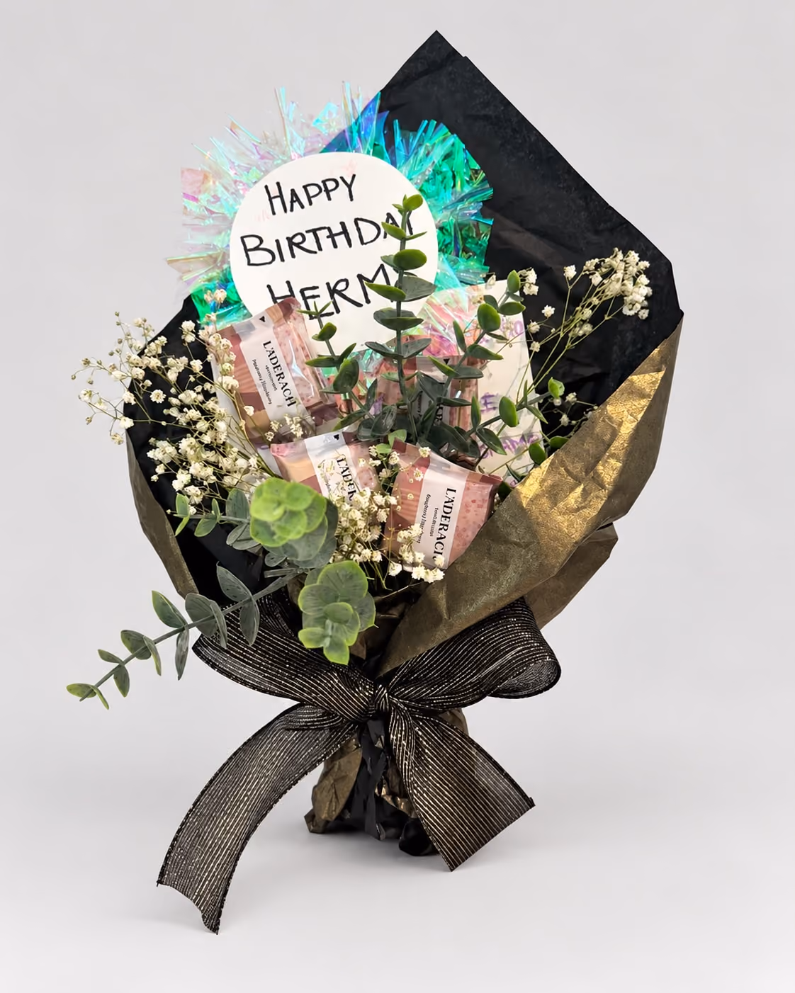 Schwarzes Bouquet mit Schokoladentafeln, Schleierkraut und handgeschriebener Happy-Birthday-Karte