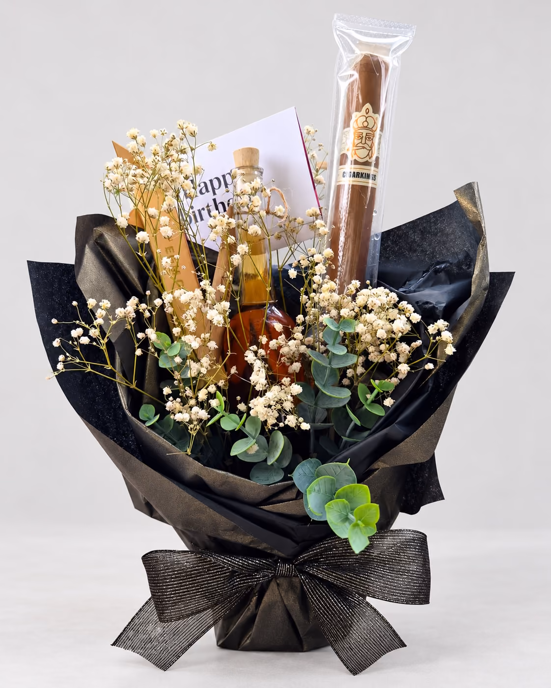 Bouquet in schwarzem Papier mit Zigarre, kleiner Whiskyflasche, Schleierkraut und Eukalyptus