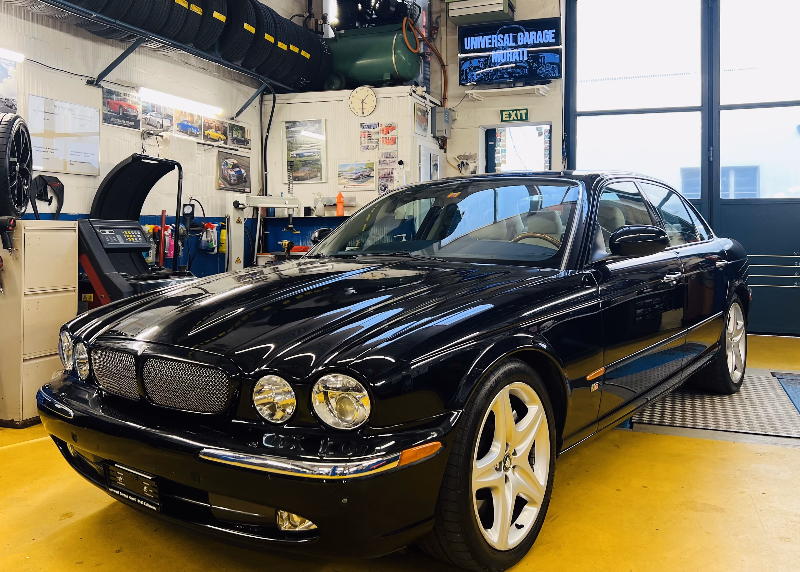 Schwarzer Jaguar in der Werkstatt