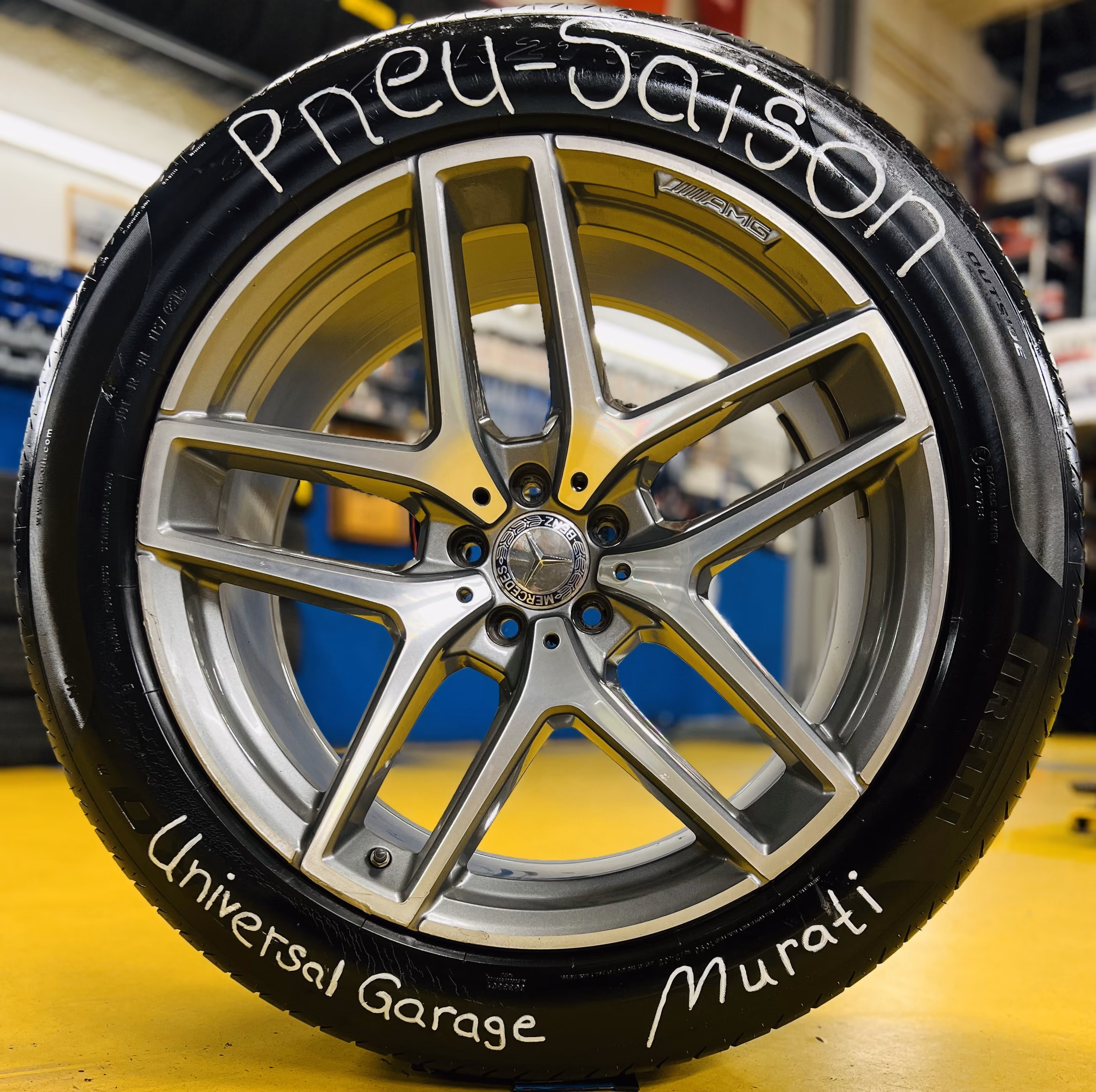 Rad mit der Aufschrift Universal Garage Murati