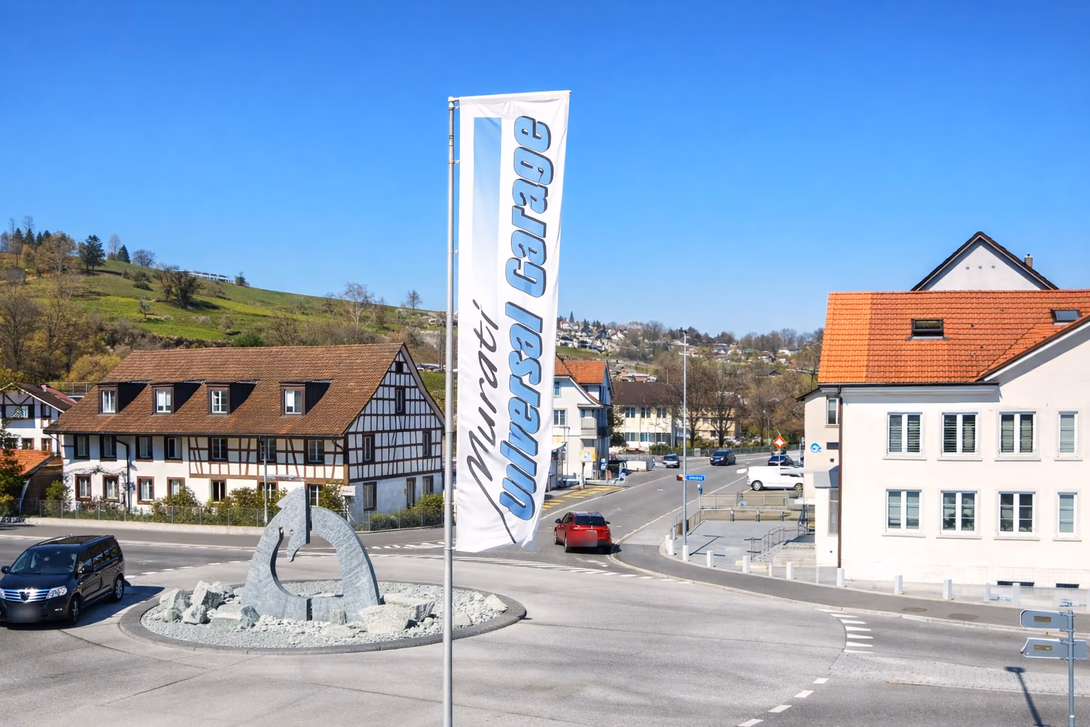 Die Fahne der Universal Garage Murati am Kreisel in Kollbrunn