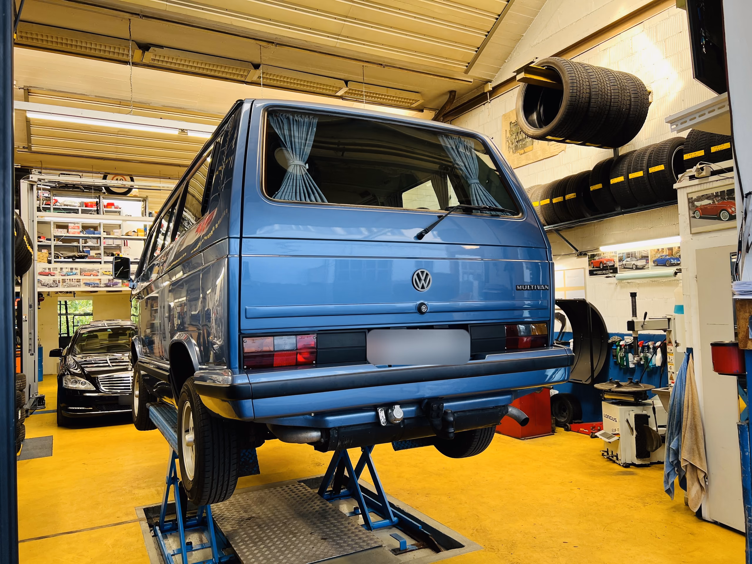 VW-Bus auf der Hebebühne