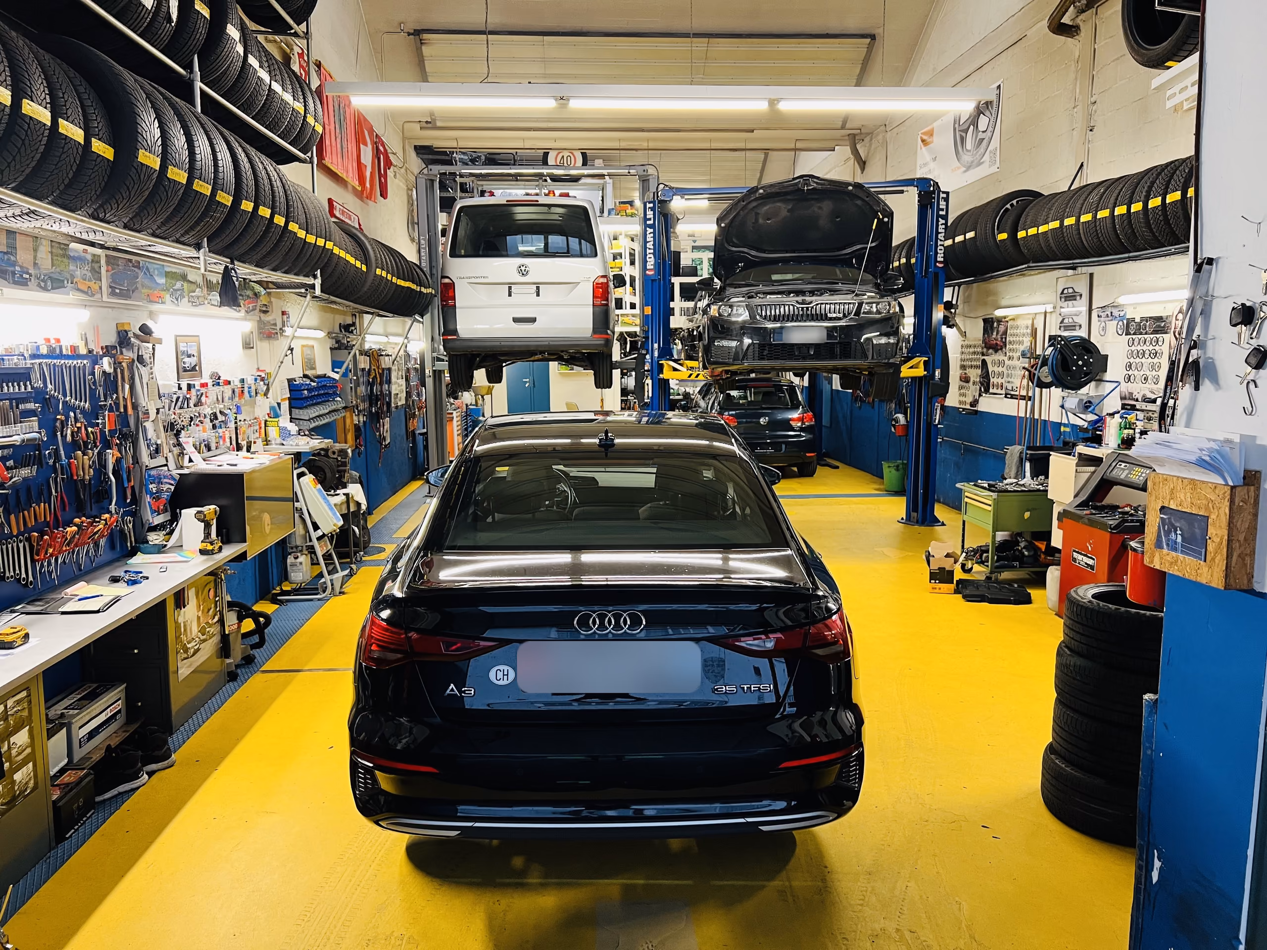 Fahrzeuge auf den Hebebühnen der Werkstatt